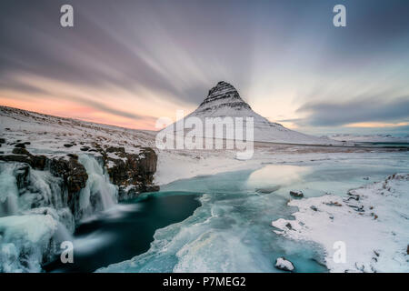 Montaggio Kirkjufell, Vesturland, Penisola Snaefellsness, Islanda Foto Stock