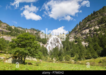 Vista da sotto la Cascata del Toce cascata. Borgo della Frua, Formazza, Valle Formazza, Verbano Cusio Ossola, Piemonte, Italia, Foto Stock