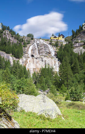 Vista di un asciutto Cascata del Toce cascata dal di sotto. Borgo della Frua, Formazza, Valle Formazza, Verbano Cusio Ossola, Piemonte, Italia, Foto Stock