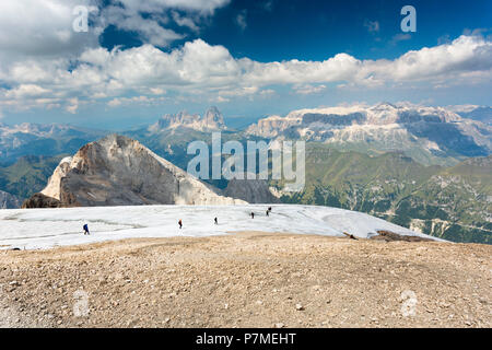 Un bellissimo panorama dalla cima della Marmolada con un gruppo di escursionisti a piedi su un ghiacciaio, provincia di Trento, Trentino Alto Adige, Italia, Foto Stock