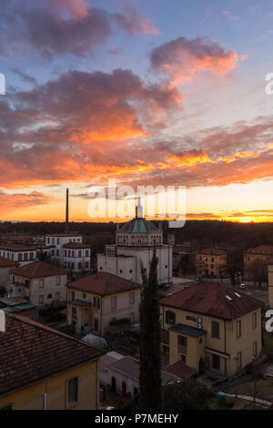 In inverno il tramonto del modello di villaggio operaio di Crespi d'Adda, Sito Patrimonio Mondiale dell'Unesco. Capriate San Gervasio, provincia di Bergamo, Lombardia, Italia, Foto Stock