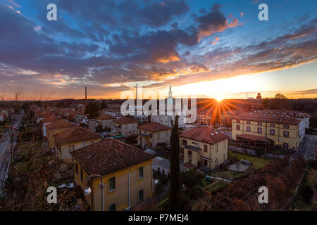 In inverno il tramonto del modello di villaggio operaio di Crespi d'Adda, Sito Patrimonio Mondiale dell'Unesco. Capriate San Gervasio, provincia di Bergamo, Lombardia, Italia, Foto Stock