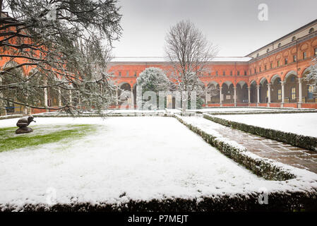 La neve nel giardino dell Università Cattolica di Milano, Milano, Lombardia, Italia settentrionale, Italia, Foto Stock