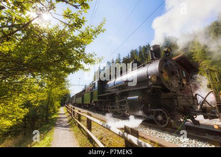 Treno a vapore transiti a Davos Wiesen stazione ferroviaria. Davos Wiesen, Valle dell Albula, Grigioni, Svizzera, Europa Foto Stock