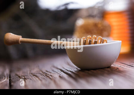 Un vasetto di miele liquido Foto Stock