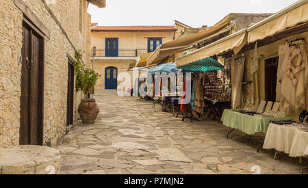 Una tipica vista nel tradizionale villaggio Omodos in Cipro Foto Stock