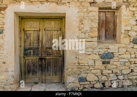 Una tipica vista nel tradizionale villaggio Omodos in Cipro Foto Stock