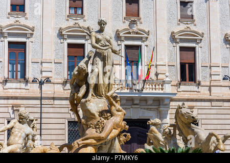 La fontana a Piazza Archimede a Siracusa. Al centro della fontana vi è una magnifica statua di Diana - hunter, circondato da sirene Foto Stock