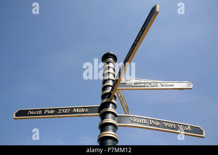 Distanza cartello indicatore al punto meridiano, la linea del meridiano di Greenwich longitudine zero, Cleethorpes, Lincolnshire, Regno Unito. Foto Stock