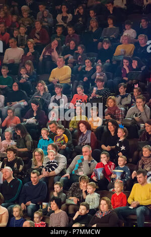 La Bielorussia, Gomel, Aprile 1, 2018. Stato di Gomel Circus. La prestazione del team della mosca circus Nikulin.il pubblico. Molte persone dell'evento Foto Stock