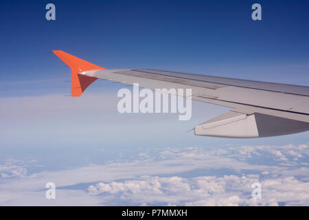 Vista da un aereo in volo contro un cielo blu Foto Stock