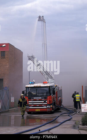 I vigili del fuoco e motore Fire in una fabbrica il fuoco in una città interna sobborgo di Sydney, NSW, Australia. Foto Stock