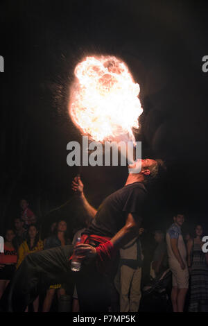 Una street performance di fuoco dalla scuola del Circo Babarots aiuta a celebrare la festa di San Giovanni a Peniscola Spagna il 21 giugno 2018 Foto Stock