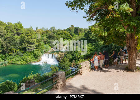 Croazia, Dalmazia Centrale Dalmazia, Parco Nazionale di Krka, Sibenik, Riserva Naturale, Cascades, vedetta, turisti, Foto Stock