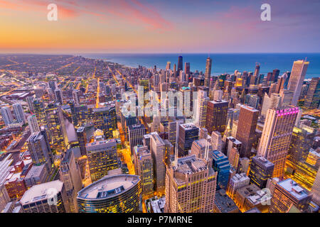 Chicago, Illinois, Stati Uniti d'America antenna skyline del centro al tramonto verso il lago Michigan. Foto Stock