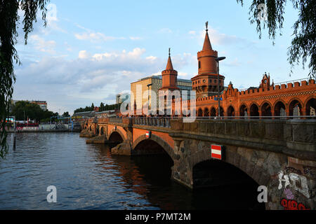 Germania, Berlino, quartiere di Kreuzberg, Oberbaumbrücke (Ponte Oberbaum) oltre il Fiume Sprea che collega Kreuzberg e Friedrichshain distretti Foto Stock