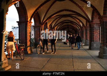 Germania, Berlino, quartiere di Kreuzberg, Oberbaumbrücke (Ponte Oberbaum) oltre il Fiume Sprea che collega Kreuzberg e Friedrichshain distretti Foto Stock