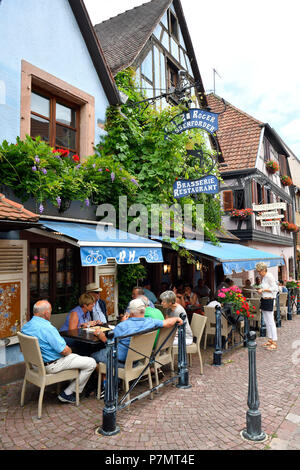 Francia, Haut Rhin, Alsazia strada del vino, Kaysersberg, il generale de Gaulle street Foto Stock