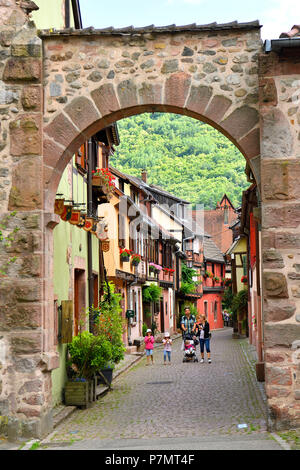 Francia, Haut Rhin, Alsazia strada del vino, Kaysersberg, rue des Forgerons, semi-timbering house Foto Stock