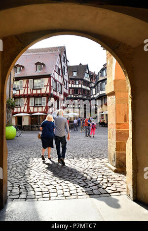 Francia, Haut Rhin, Alsazia strada del vino, Colmar, Place de l'Ancienne Douane e Rue des Marchands Foto Stock