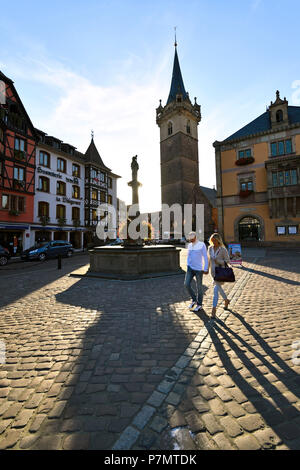 Francia, Bas Rhin, Obernai, la piazza del mercato, la cappella tower, Sainte Odile fontana e il municipio Foto Stock