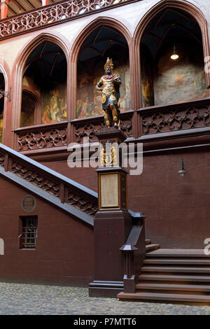 La Svizzera, Basilea, Marktplatz (piazza del mercato), municipio (Rathaus), statua di Lucius Munatius Plancus nel municipio Foto Stock