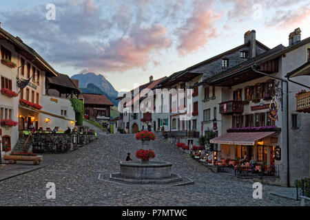 La Svizzera, nel Cantone di Friburgo, Gruyeres, città medievale Foto Stock