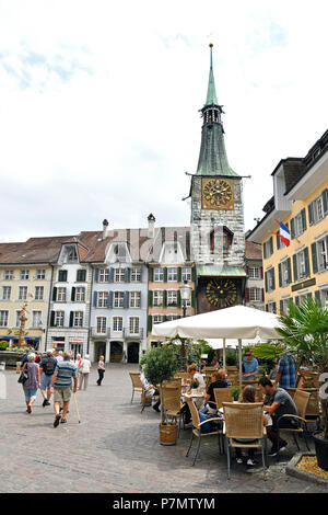 La Svizzera, Soletta, storico quartiere barocco, Marktplatz (piazza del mercato), Clocktower (Zeitglockenturm) con il suo quadrante astronomico Foto Stock