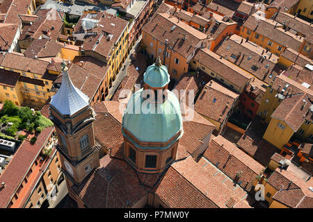 L'Italia, Emilia Romagna, Bologna, vista dalla torre Asinelli del XII secolo la città vecchia con la torre medievale di piazza di Porta Ravegnana e San Bartolomeo basilica Foto Stock