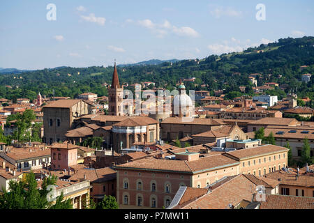 L'Italia, Emilia Romagna, Bologna, la città vecchia con la chiesa di Santo Stefano Foto Stock