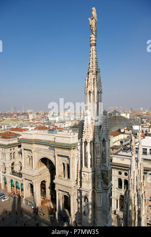 L'Italia, Lombardia, Milano, Piazza del Duomo, la cattedrale della Natività della Vergine Santa (Duomo) costruita tra il XIV e il XIX secolo è la terza chiesa più grande del mondo, guglie e statue del Duomo visto dalla terrazza sul tetto della cattedrale con una vista della Galleria Vittorio Emanuele II Foto Stock