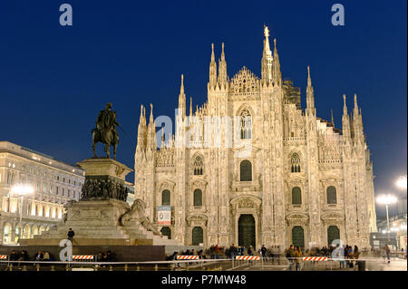 L'Italia, Lombardia, Milano, Piazza del Duomo, la statua equestre di Vittorio Emanuele II di Italia e la Cattedrale della Natività della Vergine Santa (Duomo) costruita tra il XIV e il XIX secolo Foto Stock