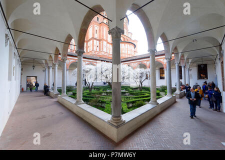 L'Italia, Lombardia, Milano, quartiere Magenta, Chiesa di Santa Maria delle Grazie (XV secolo), in stile rinascimentale, classificato come patrimonio mondiale dall UNESCO, il chiostro Foto Stock