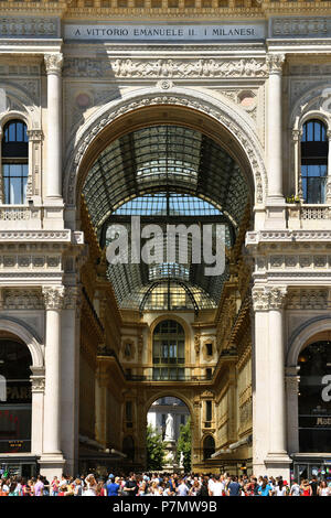 L'Italia, Lombardia, Milano, Piazza del Duomo, ingresso di Vittorio Emanuele II, galleria shopping arcade costruito sul XIX secolo da Giuseppe Mengoni Foto Stock
