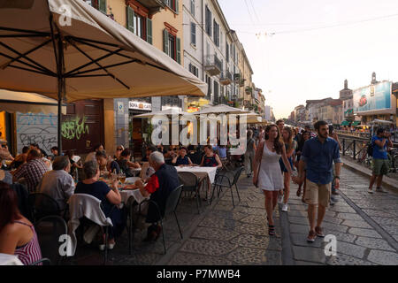 L'Italia, Lombardia, Milano, Navigli, Alzaia Naviglio Grande Naviglio Grande canale costruito tra il XII secolo e il XIV secolo tra Milano e il fiume Ticino Foto Stock