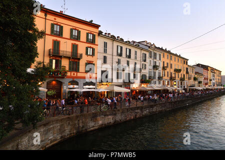 L'Italia, Lombardia, Milano, Navigli, Alzaia Naviglio Grande Naviglio Grande canale costruito tra il XII secolo e il XIV secolo tra Milano e il fiume Ticino Foto Stock