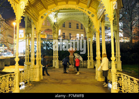 Repubblica ceca, Boemia occidentale, la storica città vecchia di Karlsbad, Karlovy Vary, Sadova kolonada (Parco colonnato a molla) risalenti dal 1881 Foto Stock
