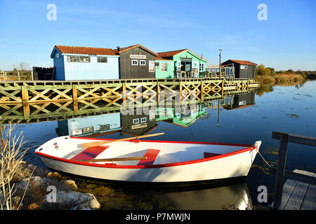 Francia, Charente Maritime, Oleron Island, Le grand village plage, museo di Port des Salines, barche a remi e capanne di OYSTER Foto Stock