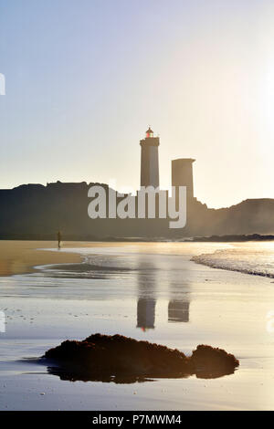 Francia, Finisterre, Iroise Mare, Goulet de Brest, Plouzane, Pointe du Petit Minou, Petit Minou faro Foto Stock