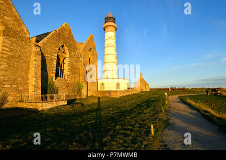 Francia, Finisterre, Pougonvelin, fermata su El Camino de Santiago, Pointe de Saint Mathieu, St Mathieu Faro e st mathieu de Fine Terre Abbey Foto Stock