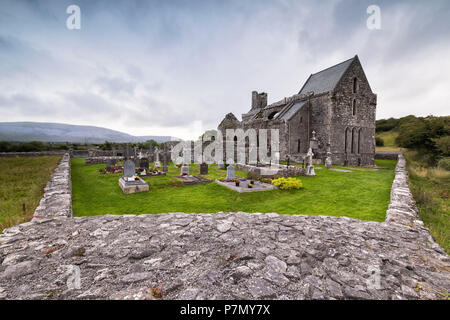 Corcomroe Abbey e il sagrato, Burren, County Clare, Irlanda Foto Stock