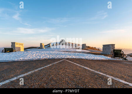 Monte Grappa, provincia di Vicenza, Veneto, Italia, Europa, Alba sulla vetta del Monte Grappa, dove vi è un monumento militare. Foto Stock