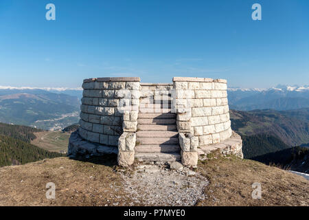 Monte Grappa, provincia di Vicenza, Veneto, Italia, Europa, sulla vetta del Monte Grappa vi è un sacrario militare monumento. Foto Stock