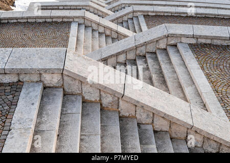 Monte Grappa, provincia di Treviso, Veneto, Italia, Europa, scale presso il sacrario militare monumento Foto Stock