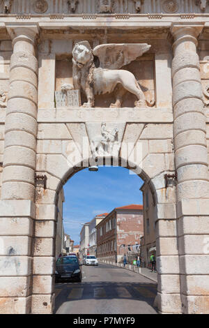 Terraferma Gate, Kopnena vrata, con il veneziano leone alato sulla porta d'ingresso alla città di Zara, Dalmazia, Croazia Foto Stock