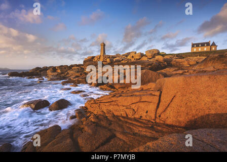 Phare de uomini Ruz, Ploumanac'h, Lannion arrondissement, Côtes-d'Armor departement, Bretagne / Brittany, Francia, Europa Foto Stock