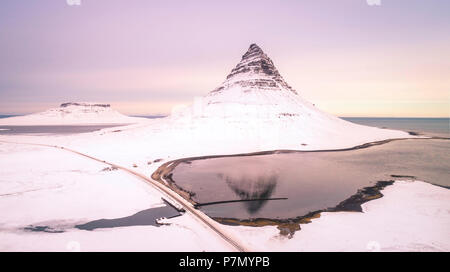 Montaggio Kirkjufell, Vesturland, Penisola Snaefellsness, Islanda Foto Stock