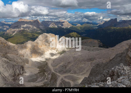 Antermoia valle Croda da Lago del Sasso di Dona, Lago d'Antermoia, Sassopiatto, Sassolungo, il Piz Boè, punta Grohmann e Marmolada panorama dal Catinaccio d'Antermoia vertice, Dolomiti, Val di Fassa, la Val di Fassa, Mazzin, Provincia di Trento, Trentino Alto Adige, Italia Foto Stock