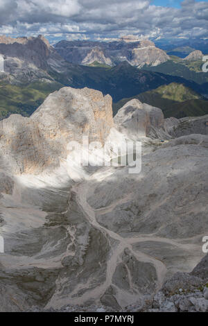 Antermoia valle Croda da Lago del Sasso di Dona, Lago d'Antermoia, Sassopiatto, il Piz Boè, e punta Grohmann panorama dal Catinaccio d'Antermoia vertice, Dolomiti, Val di Fassa, la Val di Fassa, Mazzin, Provincia di Trento, Trentino Alto Adige, Italia Foto Stock