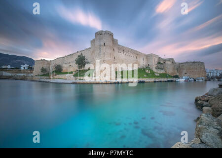 La parte settentrionale di Cipro, Kyrenia, Kyrenia Castello al tramonto Foto Stock